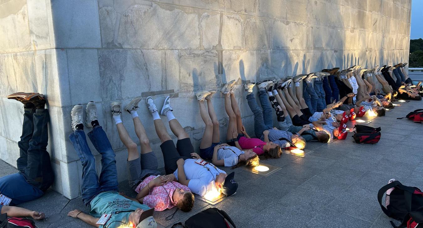 Students visit Washington Monument