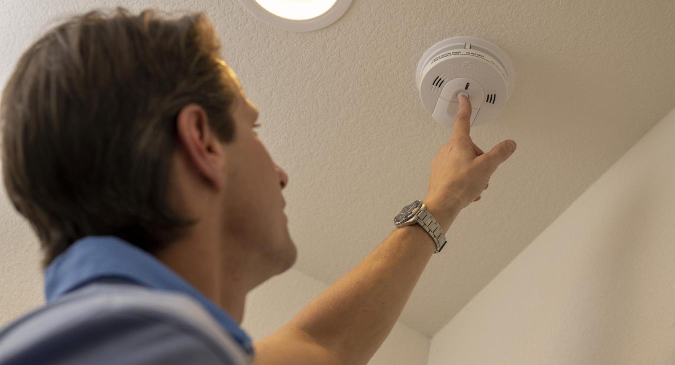 testing smoke alarm